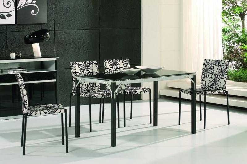 Bàn ăn đẹp trong phòng bếp