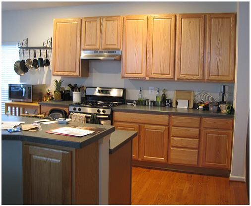 Sơn hay không sơn tủ bếp bằng gỗ