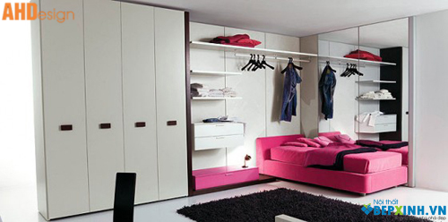 Tủ quần áo lớn màu trắng kết hợp  với giường màu hồng là lựa chọn thông minh