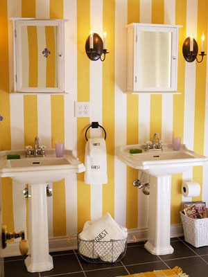 Phòng tắm với sọc vàng