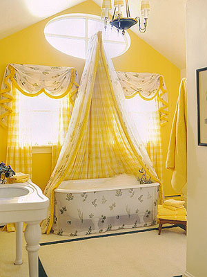 Phòng tắm màu vàng lãng mạn